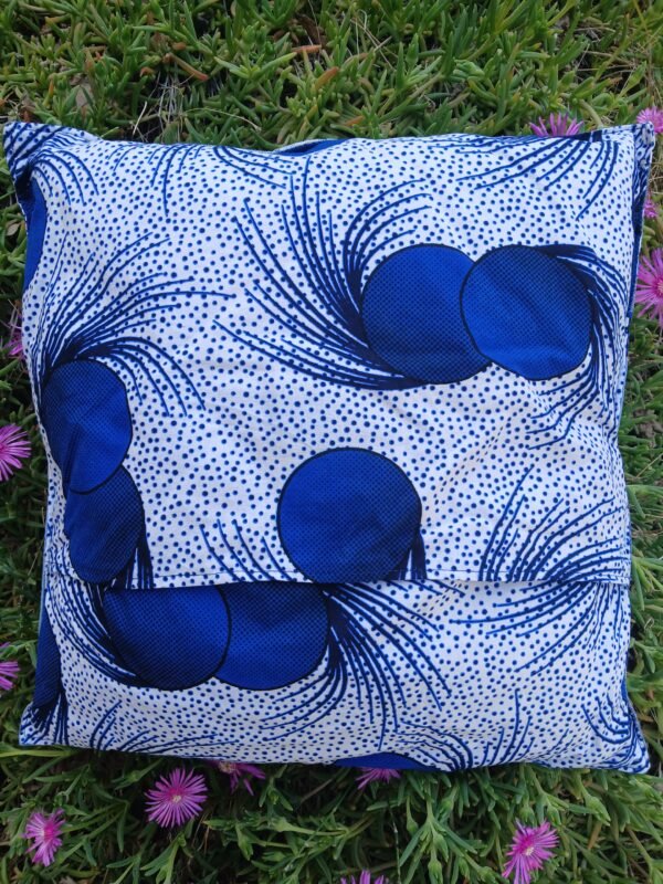 20250606_144454 Housse coussin Chat de dos bleu et blanc