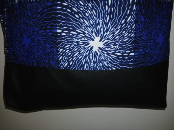 20250608_093830 Sac fourre tout réversible simili wax bleu et blanc