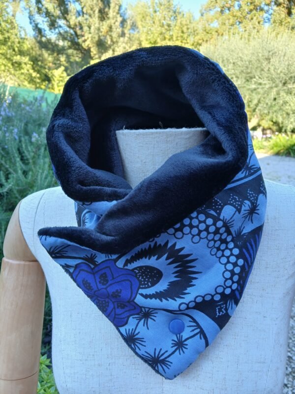 Cache cou bleu ciel et bleu roi