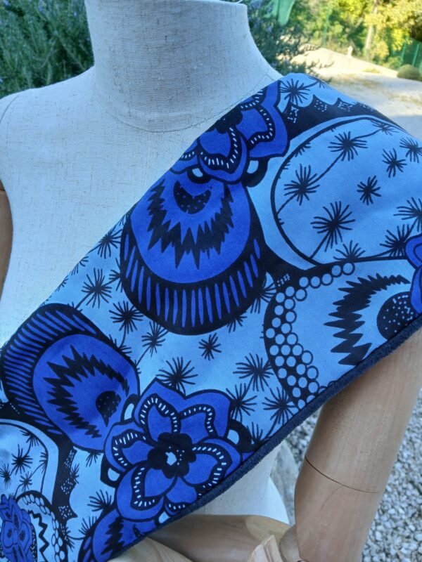 Cache cou bleu ciel et bleu roi