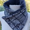 Cache cou noir motifs blancs 1