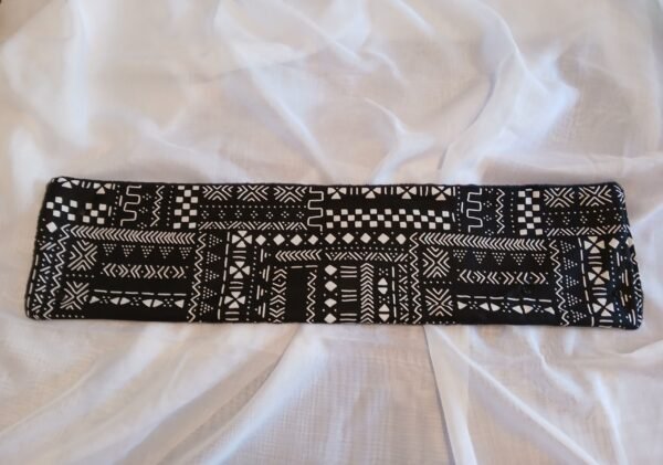 Cache cou noir motifs blancs 3